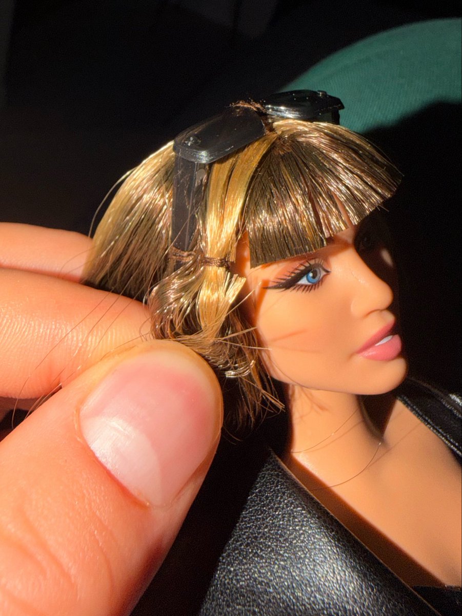 CyrusLegacy_'s tweet photo. wait wtf @Mattel i need a replacement https://t.co/HHfp8vO0PD