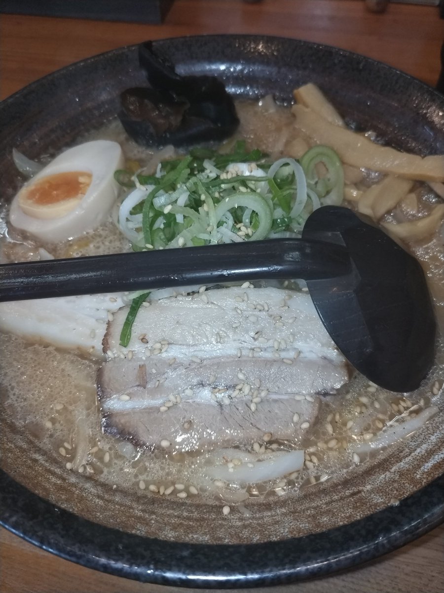 hLGKuiwonUNdidd's tweet photo. いつものラーメン屋
大盛り無料だぜ https://t.co/PwnC58BW8L