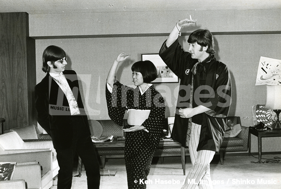 musiclife_club's tweet photo. 60年前の今日、ザ・ビートルズが全5公演を終えて日本から旅立ちました！ 
わがミュージック・ライフ編集部カメラマン長谷部宏さんが撮影してくれた、メンバーと星加ルミ子さんの魔法のような場面の数々。
#TheBeatles https://t.co/XrKl2GoUKo