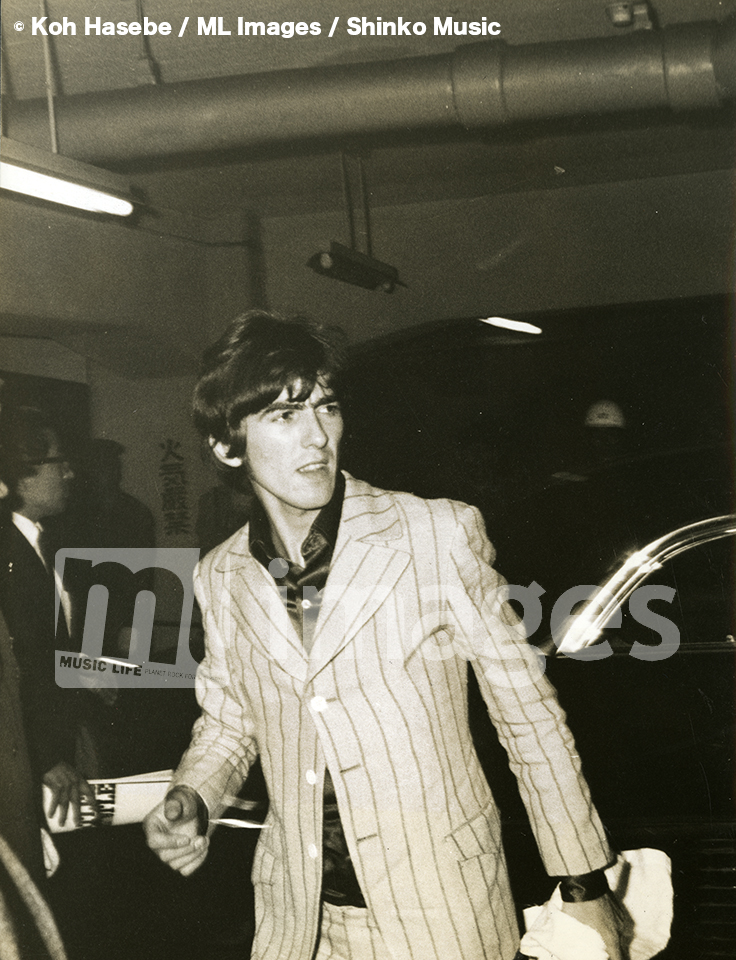 musiclife_club's tweet photo. 60年前の今日、ザ・ビートルズが全5公演を終えて日本から旅立ちました！ 
わがミュージック・ライフ編集部カメラマン長谷部宏さんが撮影してくれた、メンバーと星加ルミ子さんの魔法のような場面の数々。
#TheBeatles https://t.co/XrKl2GoUKo