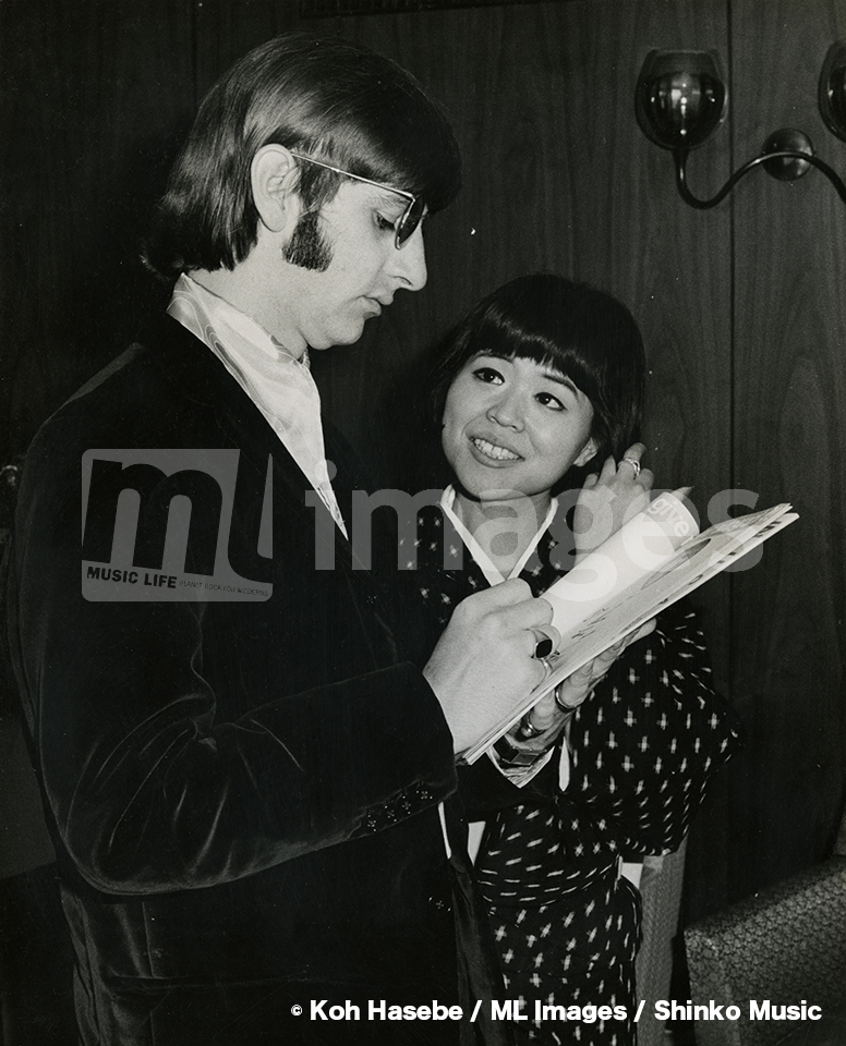 musiclife_club's tweet photo. 60年前の今日、ザ・ビートルズが全5公演を終えて日本から旅立ちました！ 
わがミュージック・ライフ編集部カメラマン長谷部宏さんが撮影してくれた、メンバーと星加ルミ子さんの魔法のような場面の数々。
#TheBeatles https://t.co/XrKl2GoUKo