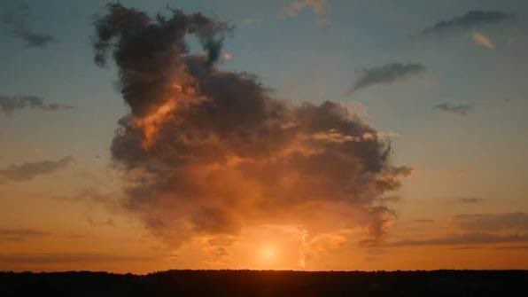 CamB4014's tweet photo. It’s just a cloud! It can’t make me cry!

The cloud: https://t.co/Se48Nuppub