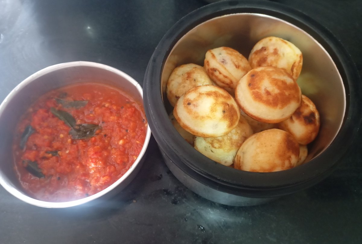 ADikshita's tweet photo. Today's lunch box packed with crispy golden paniyaram with tomato chutney ๐
#lunchboxideas #Lunch #Healthyeating #Homemade https://t.co/wQkstsJn6D