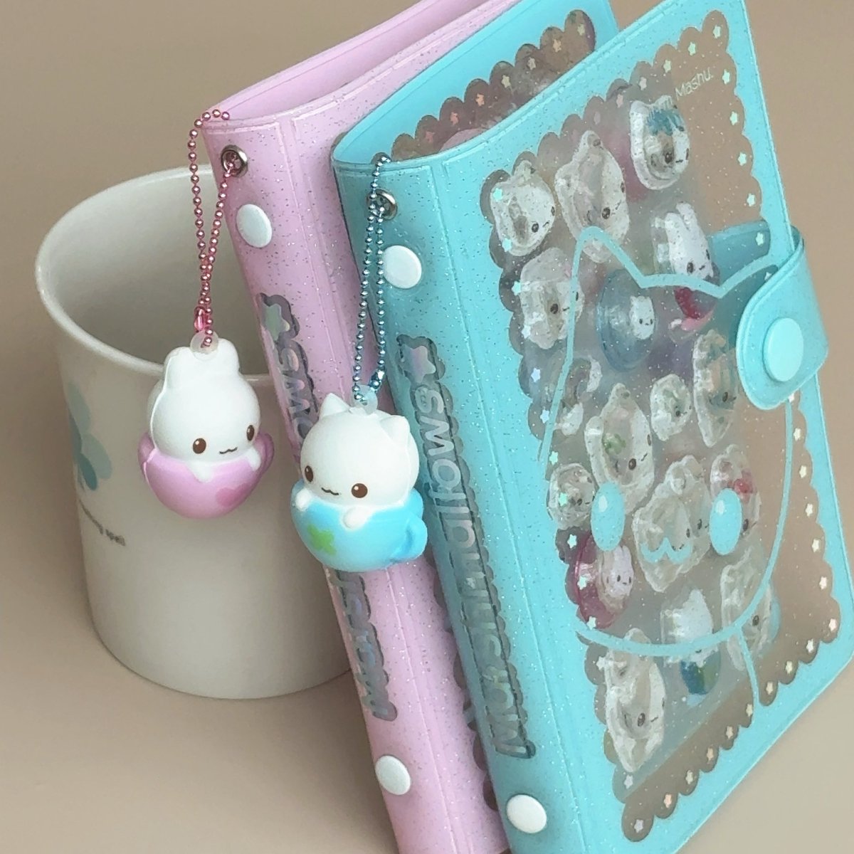 MERING_JP's tweet photo. マシュマロズのぷにぷにキーホルダー付きA7バインダーが新登場💞キーホルダー単品も同時発売!

🗓 7月4日(土) 20:00〜
メリング公式オンラインショップにて発売開始✨

SPINNS各店舗でも7月4日(土)より順次お取り扱い予定です! https://t.co/s6MzZ8lHO6