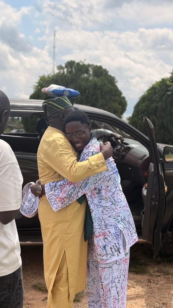 ATMCONNECTTV's tweet photo. Congratulations Adio 🎉❤️, Federal university of oye ekiti student union 001.

May God continue to be with you. 
May the path ahead be smooth.

#ogbeniadio #atmconnecttvreport ,#signout #fuoye https://t.co/g4ZnXF2I9m