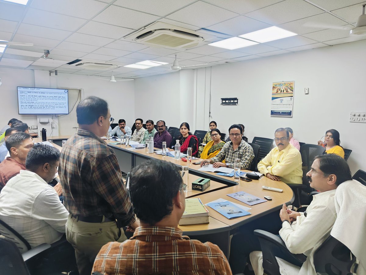 dco_mp's tweet photo. जनगणना-2027 के अंतर्गत जिला जनगणना हस्तपुस्तिका (DCHB) के कार्य से सम्बंधित ग्राम एवं नगर निर्देशिका आंकड़ों के संकलन एवं संचयन तथा DCHB portal, DCHB process आदि प्रक्रियाओं से अवगत कराने हेतु जनगणना कार्य निदेशालय, मध्य प्रदेश, भोपाल के सभाकक्ष में दिनांक 30 जून 2026 से 02 जुलाई 2026 तक तीन बैचों में एक दिवसीय प्रशिक्षण कार्यक्रम आयोजित किया गया। 
यह प्रशिक्षण कार्यक्रम निदेशक महोदय श्री संजीव श्रीवास्तव, IAS की उपस्थिति में आयोजित हुआ, जिसमें संबंधित अधिकारियों एवं कर्मचारियों को DCHB कार्य के विभिन्न तकनीकी एवं प्रक्रियात्मक पहलुओं का विस्तृत प्रशिक्षण प्रदान किया गया। प्रशिक्षण कार्यक्रम की कुछ झलकियाँ -  @CensusIndia2027 @PIBBhopal #DCHB #census2027 #dcomp #dcomadhyapradesh