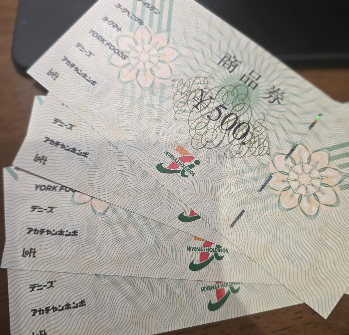chibicat2011's tweet photo. ネツレンからクオカード、セブンから商品券。セブンのはロフトで使えるからいいですね。やっぱ優待投資はいいわ。

#株主優待 https://t.co/EZHQ52aVed