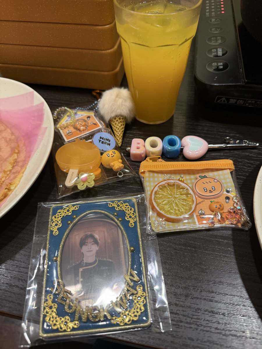 runrun10runrun1's tweet photo. パッケージチャームの開け方のコツをつかみなかなか綺麗に取り出せるようになった🙌
ランダムアイスティーンは🍚🍊🦖でした！ https://t.co/jnCemKBilI