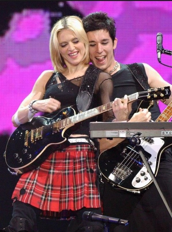 roddysta's tweet photo. E não vamos esquecer desse lindo que está ao lado de #madonna  há muito tempo. #coadf2 também e mérito dele. Em 2001 era um menino. Congratulations @Madonna And Stuart Price 😍 O had confessions ... I https://t.co/3Bv12n4v6l