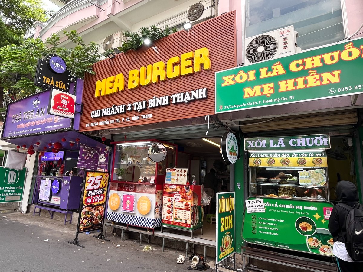 StepJobsVietnam's tweet photo. ホーチミン 旧D2通りの学生街を散歩してみました🇻🇳🏫
コラムページ：〜ホーチミン 旧ビンタイン区 旧D2通り 学生たちで賑わうローカルストリート〜
https://t.co/2WUVjCCIvv

 #ベトナム #ホーチミン #ローカル #旅行 #観光 #カフェ #レストラン #アジア #海外 #海外就職 #ベトナム就職 https://t.co/jNlEV17BGt