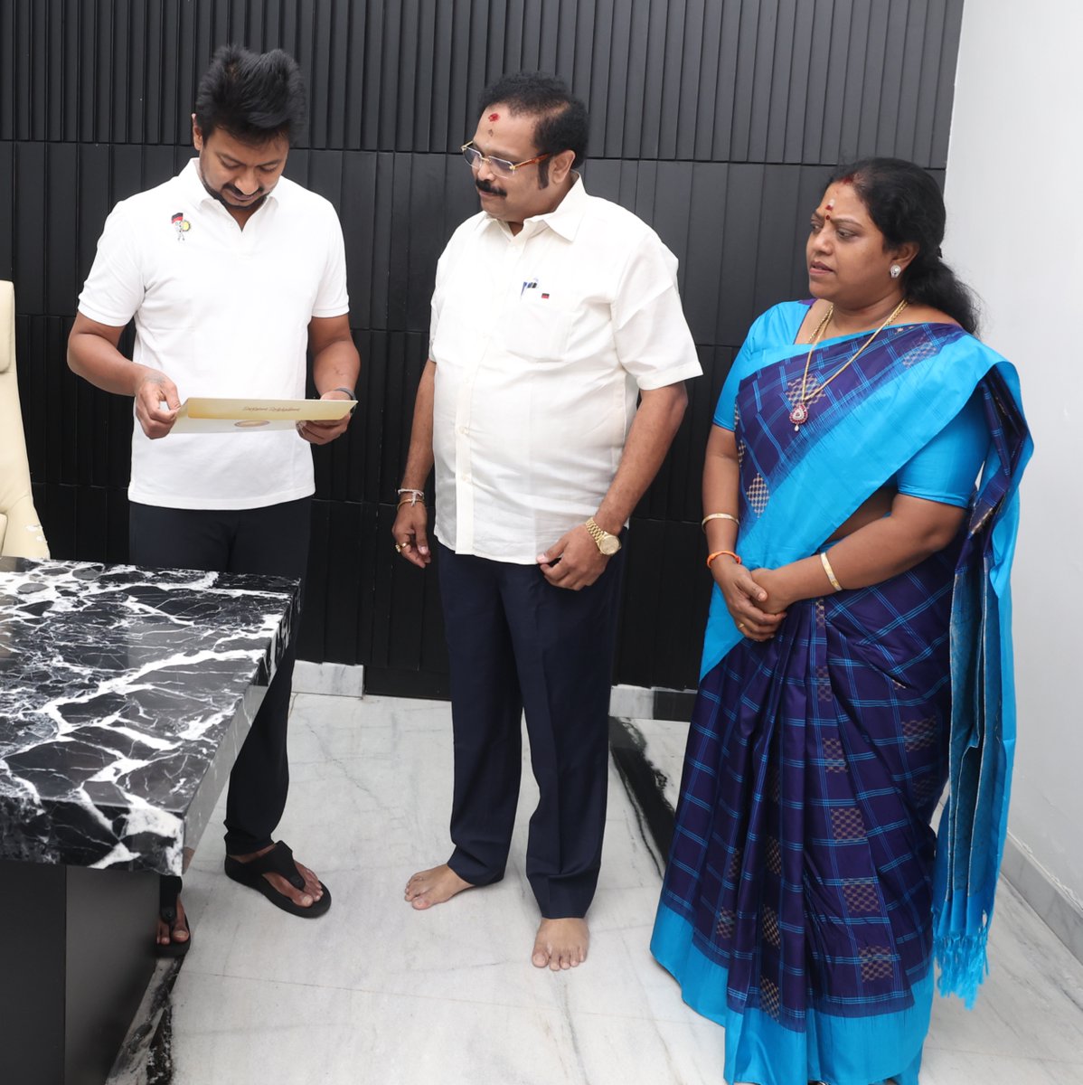 dmkathiranand's tweet photo. கழக இளைஞரணி செயலாளர் @dmk_youthwing , மாண்புமிகு எதிர்க்கட்சித் தலைவர் திரு.@Udhaystalin  அவர்களை அவரது இல்லத்தில் எனது மனைவி திருமதி.சங்கீதா கதிர் ஆனந்த் அவர்களுடன் நேரில் சந்தித்து, எனது மகள் செந்தாமரை - தீபக் நிச்சயதார்த்த விழா அழைப்பிதழ் வழங்கி இவ்விழாவில் கலந்துக்கொண்டு மணமக்களை வாழ்த்திடுமாறு அழைப்பு விடுத்தோம்.

@mkstalin | @katpadidmk | @DMKITwing | @dmknorthvellore | @arivalayam