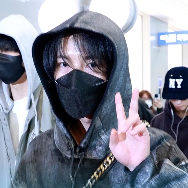 julyyfirst's tweet photo. ภาพคุ้นตาบนหน้า thumbnail ของ dispatch อินจุนต้องชูสองนิ้วแบบนิ✌🏻♥︎เมื่อก่อนพสดพจะพูดเหรินจวิ้นชีปุอิ๊งๆ ทุกครั้งที่มีบินจะพูดกับอินจุนแบบนี้ตลอด จนปัจจุบัน กลายเป็นว่าอินจุนเจอพสดพปุ้บ ชูสองนิ้วให้ปั้บ ชูให้เลยทันที พี่สาวไม่ต้องขอแล้วว🤣🤣🤣 https://t.co/azPY30cnpT