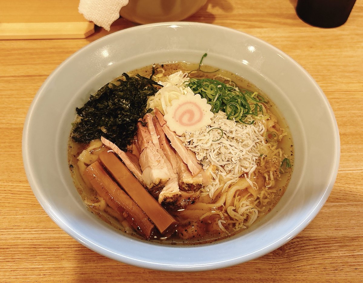 ronnron66's tweet photo. 三条商店街
「ダイテツ食堂」

冷やししらすペペロンチーノ〆飯付

冷やし限定の一杯🍝
麺はモチモチした平打ち麺でヌメリのある昆布水がまとって想定とは違いましたがコレはコレでウマシ✨
具材と共に吸いばる💨
〆に熱々の飯をブッ込むと見事に調和し完食🙏
#ラーメン #らぁ祭 #京都 https://t.co/B8guyWjoP6