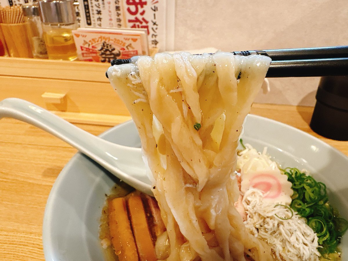 ronnron66's tweet photo. 三条商店街
「ダイテツ食堂」

冷やししらすペペロンチーノ〆飯付

冷やし限定の一杯🍝
麺はモチモチした平打ち麺でヌメリのある昆布水がまとって想定とは違いましたがコレはコレでウマシ✨
具材と共に吸いばる💨
〆に熱々の飯をブッ込むと見事に調和し完食🙏
#ラーメン #らぁ祭 #京都 https://t.co/B8guyWjoP6