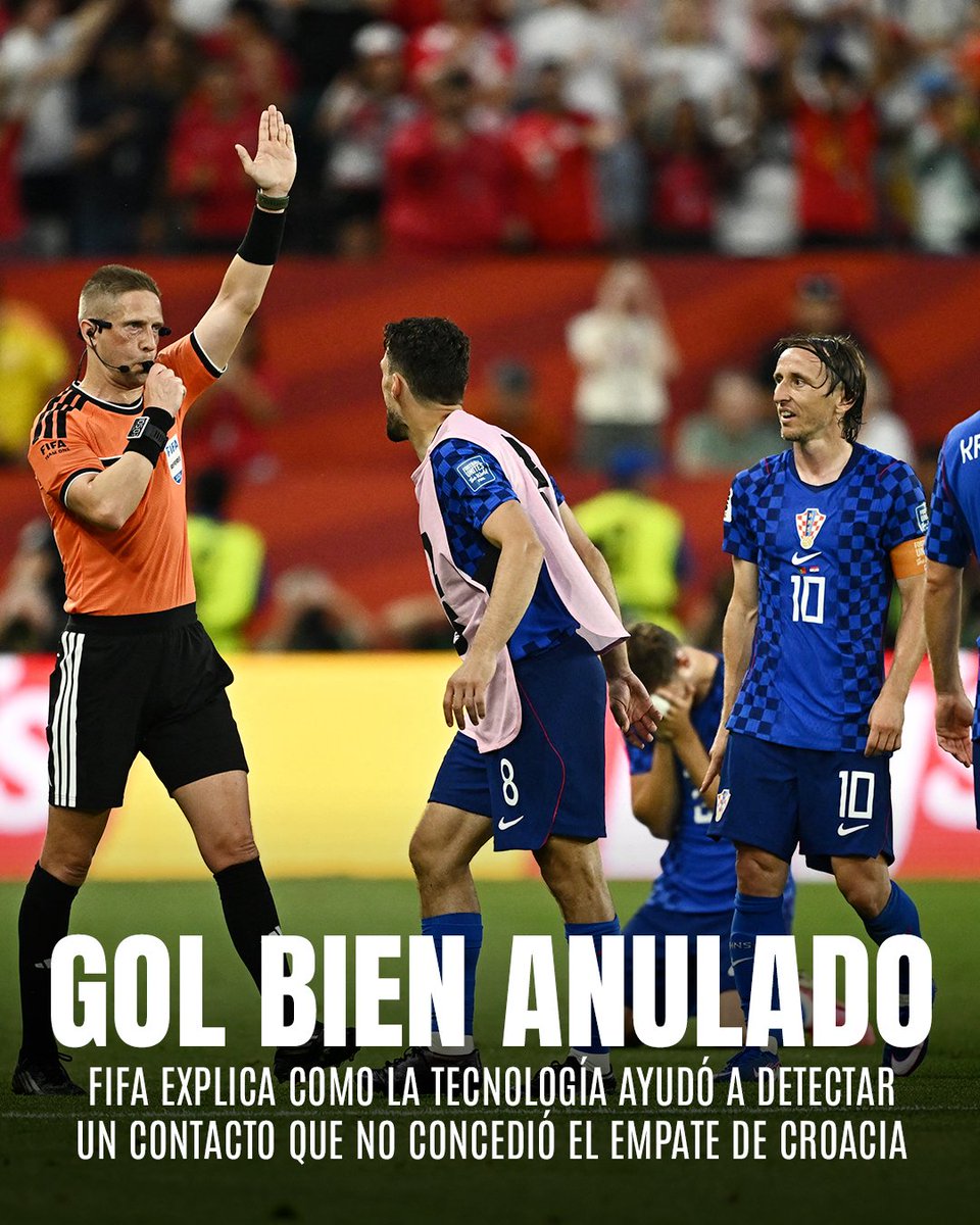 ClaroSports's tweet photo. ¡LA TECNOLOGÍA VOLVIÓ A SER CLAVE!🎯⚽ 

La FIFA explicó que el gol anulado de Croacia ante Portugal fue validado gracias a la tecnología Connected Ball. Los sensores del balón detectaron un contacto previo de Igor Matanović, información que ayudó a confirmar correctamente el fuera de juego en la jugada. 👀#Mundial