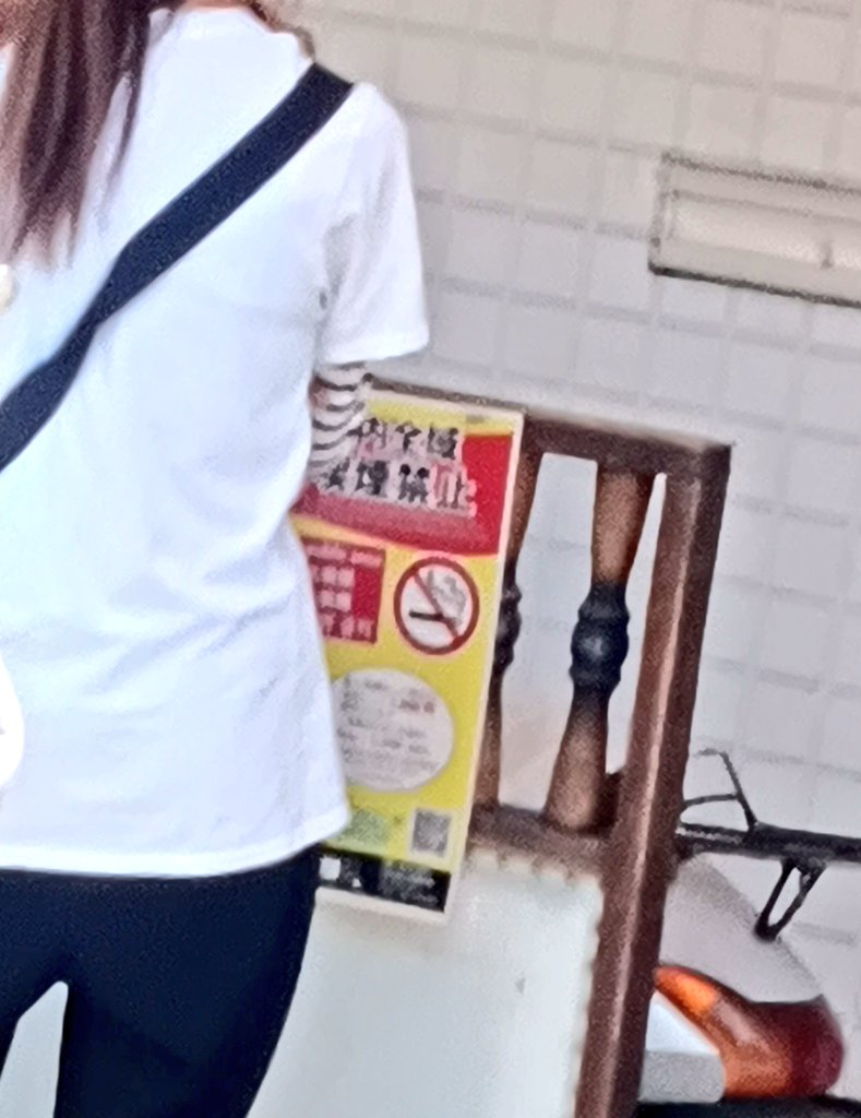 una_zyu's tweet photo. 路上喫煙禁止と書かれた看板の目の前で、電子タバコを吸う女
大阪はヤニカス多すぎ。
天罰を下してほしい。
#受動喫煙
#ヤニカス https://t.co/DGK2Qy7V9L
