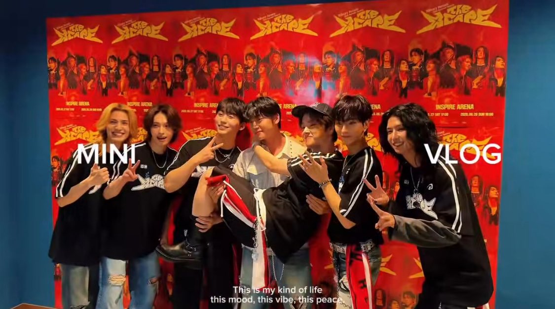 iwnturs's tweet photo. 돌들의 침묵 교관님도 엑디즈 콘서트 오셨는데 김정수 또 교관님한테 안겨잇음 아 https://t.co/JyCe30Hov9
