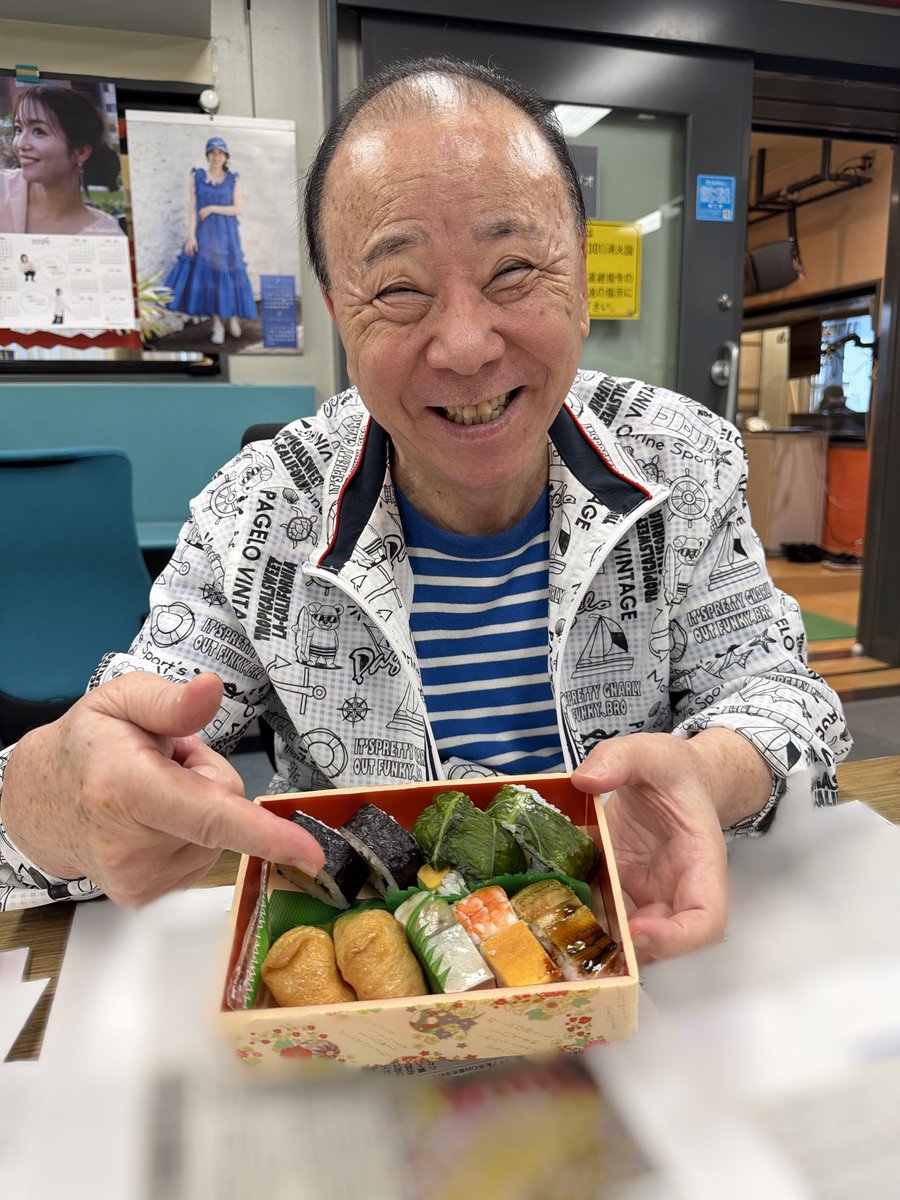 newshowapro's tweet photo. #今日のコンちゃん弁当 は、助六でしたー

オンエアに向かって準備しております。

宜しくお願い致します🙇

#こんちわコンちゃんお昼ですょ
#MBSラジオ
#近藤光史
#市川まゆ https://t.co/dVRu3RMOJy