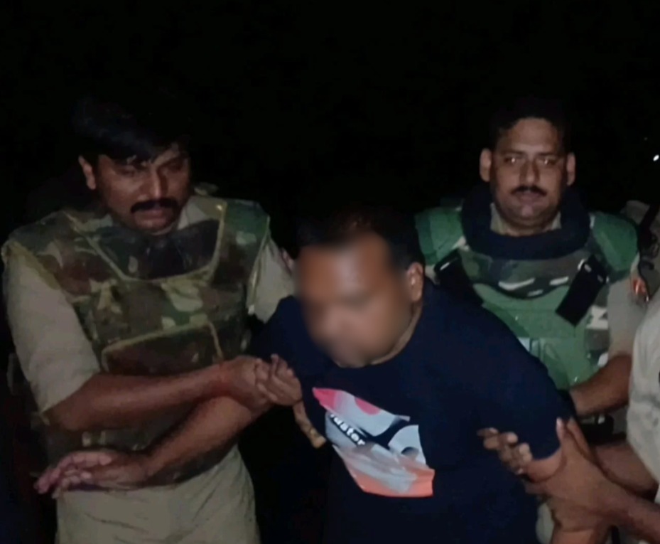 VikashSahuftp's tweet photo. पुलिस-बदमाश की मुठभेड़, हिस्ट्रीशीटर अपराधी गोली लगने के बाद गिरफ्तार फतेहपुर के थाना कल्यानपुर क्षेत्र में शुक्रवार सुबह पुलिस और बदमाशों के बीच हुई मुठभेड़ में पुलिस को बड़ी सफलता मिली। लंबे समय से वांछित और हिस्ट्रीशीटर अपराधी शाहनवाज उर्फ साहिल पुलिस की जवाबी कार्रवाई में बाएं पैर में गोली लगने से घायल हो गया। पुलिस ने उसे मौके से गिरफ्तार कर उपचार के लिए अस्पताल भेज दिया।
मुठभेड़ के दौरान उसका साथी फिरोज अंधेरे और मौके का फायदा उठाकर फरार हो गया। उसकी तलाश में पुलिस की कई टीमें लगातार दबिश दे रही हैं।
गिरफ्तार आरोपी के कब्जे से वारदात में प्रयुक्त बोलेरो वाहन, अवैध 315 बोर तमंचा, कारतूस, एंड्रॉयड मोबाइल और ₹2,000 नकद बरामद किए गए हैं। पुलिस ने मौके से सभी साक्ष्य कब्जे में लेकर वैधानिक कार्रवाई शुरू कर दी है।
पुलिस के मुताबिक शाहनवाज उर्फ साहिल कोई सामान्य अपराधी नहीं, बल्कि उसके खिलाफ फतेहपुर समेत कई जनपदों के विभिन्न थानों में दो दर्जन से अधिक आपराधिक मुकदमे दर्ज हैं। उसके पूरे आपराधिक नेटवर्क और फरार साथी की तलाश में अभियान तेज कर दिया गया है।

@Nation27Digital @AjaiBhadauriya @fatehpurpolice