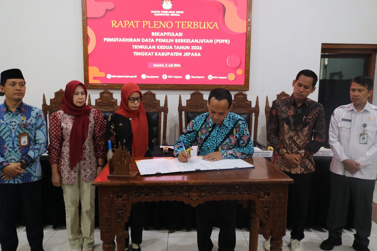 KpuJepara's tweet photo. #TemanPemilih…
KPU Kabupaten Jepara menetapkan jumlah pemilih berkelanjutan sebanyak 967.962 pemilih dalam rapat pleno terbuka rekapitulasi Pemutakhiran Data Pemilih Berkelanjutan (PDPB) triwulan II 2026 yang digelar di aula Kantor KPU Kabupaten Jepara, Kamis (2/7/2026). https://t.co/XkLW0L6y9V