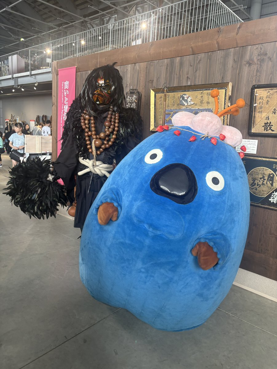 aomorijibasele's tweet photo. あおもり妖怪祭りに突如現れた
青い妖怪「お化けだべぇ」

3種類の変化があったことにお気づきでしたでしょうか？👻

妖怪さんたちとも仲良くなりましたよ✨

#あおもり妖怪祭り　#いくべぇ　#青森市 https://t.co/h6w7HNXu4W