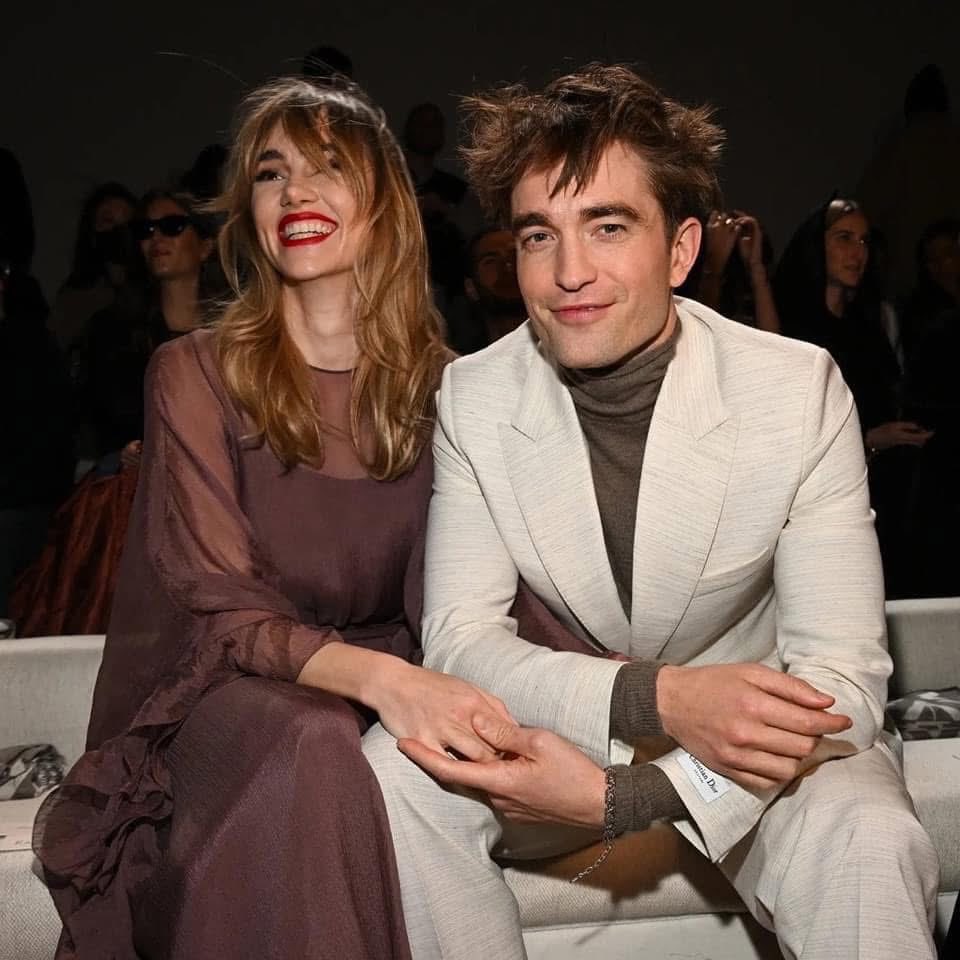Indie5051's tweet photo. Suki Waterhouse le dice a British Vogue que a Robert Pattinson no le molesta que ella cante sobre relaciones pasadas:

“Realmente no le importa. Él dice: ‘Nadie es mejor que yo, así que lo que sea.’” https://t.co/rgZFhXymgS