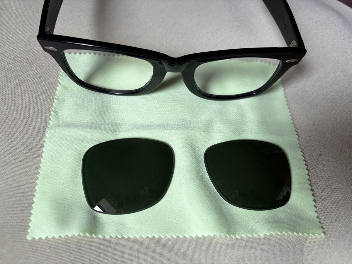 BJ_Magictrick's tweet photo. Ray-Ban  ウェイファーラー😎
現行品でもあるがフレーム横にロゴ無しタイプはお店の方から珍しいとの事。(単なる古いだけの🤭)
今回、UVブルーカットレンズに交換してもらいました。

👀は大事にして下さいね☆

「歳のせいなんですかね、少し乱視ぎみで…
右コBヨウコソ🤮」 https://t.co/nDr4bCTSIw