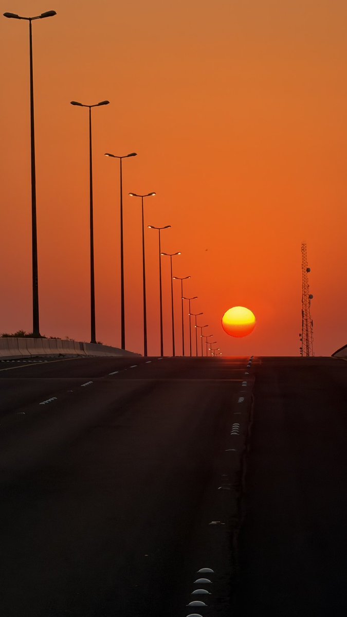 sultan_alhawali's tweet photo. أنت مثل الشمس حضرة و مثل الشمس نور
لا أشرقت ضحكاتك أقفت سنيني مشرقة

أدري إن غيرك من الحور واجد بالبحور
مير قلبي ما يبى غير بحرك يِغْرقه

خل عذالي تبور و دعاويهم تبور
أنت لو شافك عذول الهوى راح مرقه

دامنا وإيّاك حيين ما حولك قصور
لو بغيت أزرق سما الناس جبت لك أزرقه

-صباح الخير https://t.co/z8nfy2VcgB