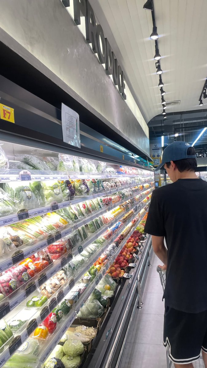 zybrowniee's tweet photo. AKHIRNYA GW BISA MASANGIN FOTO JOSS YANG LAGI DI SUPERMARKET INI SAMA FOTO GAWIN YANG LAGI BELANJA JUGA!! 

BENERAN KAYAK PASANGAN YANG LAGI BELANJA BULANAN, POPS BAGIAN PILIH-PILIH BUAH DAN DADA BAGIAN PILIH SAYURAN HUHU~ ADEK GUINZ DI RUMAH DI JAGAIN ABANG POON DAN ADEK CODE. https://t.co/9qrfrk2gI2