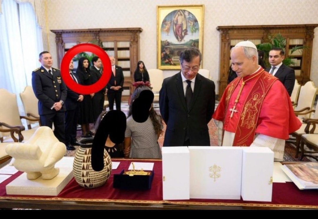 NachoGreiffenst's tweet photo. La complaciente, permisiva y alcahueta Conferencia Episcopal @episcopadocol le organizó a Petro una audiencia papal con moza abordo. ¿Le metieron un gol al Papa @Pontifex_es o él también conocía ese pequeño detalle?
@vaticannews_es https://t.co/W8EO61GSeZ