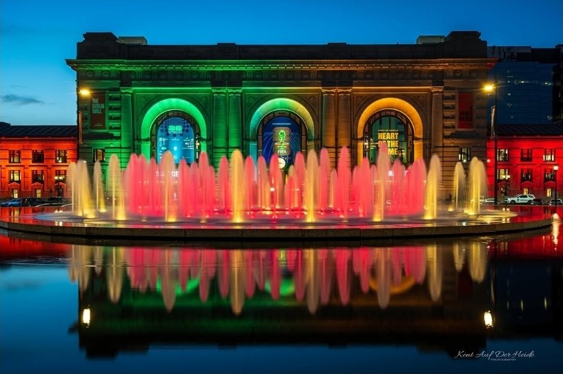 TheTSDaily's tweet photo. Union Station lit up in orange and teal for Taylor Swift and red and gold for Travis Kelce, thanking the couple for their generosity and congratulating them on their wedding.

“Tonight, the Kingdom lights shine for you.” ❤️ https://t.co/HOjMjcIxmc