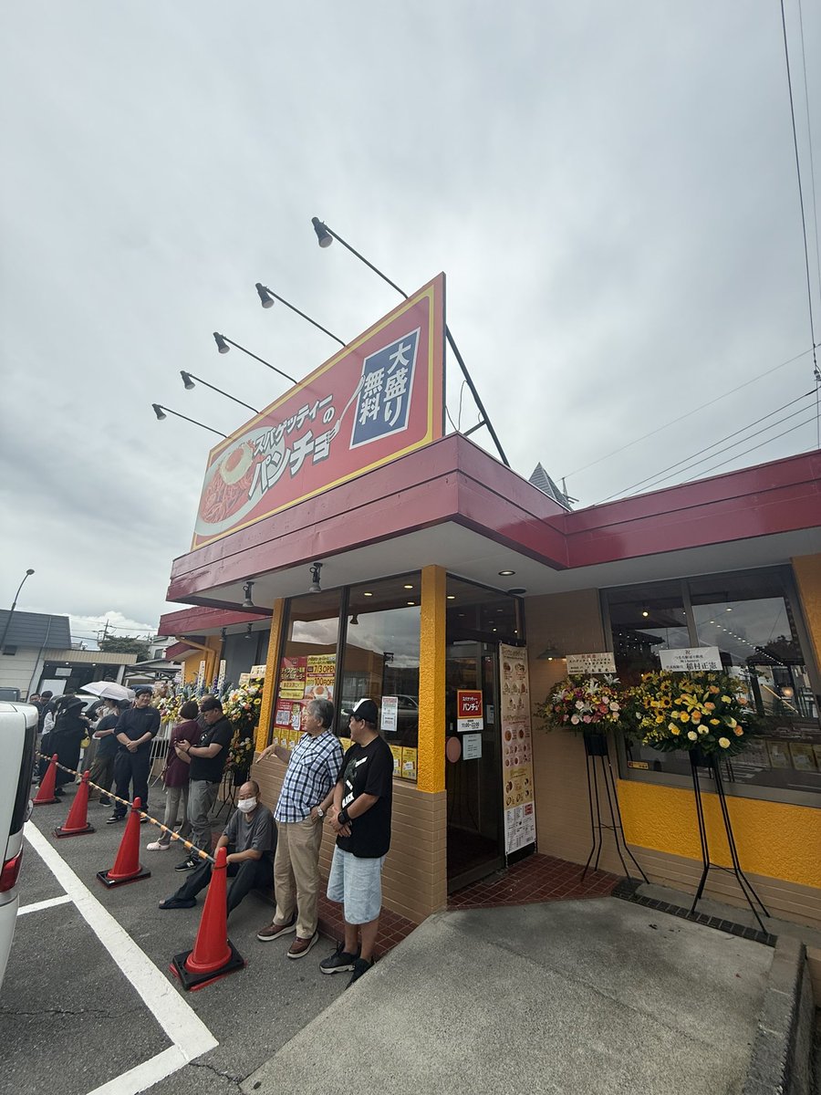 top_of_pancho's tweet photo. 【㊗️50店舗】宇都宮戸祭店が本日グランドオープン♫朝早くからお並びいただきありナポです。
#パンチョ50店舗達成
#パンチョ宇都宮 https://t.co/eEh3mQNT3c