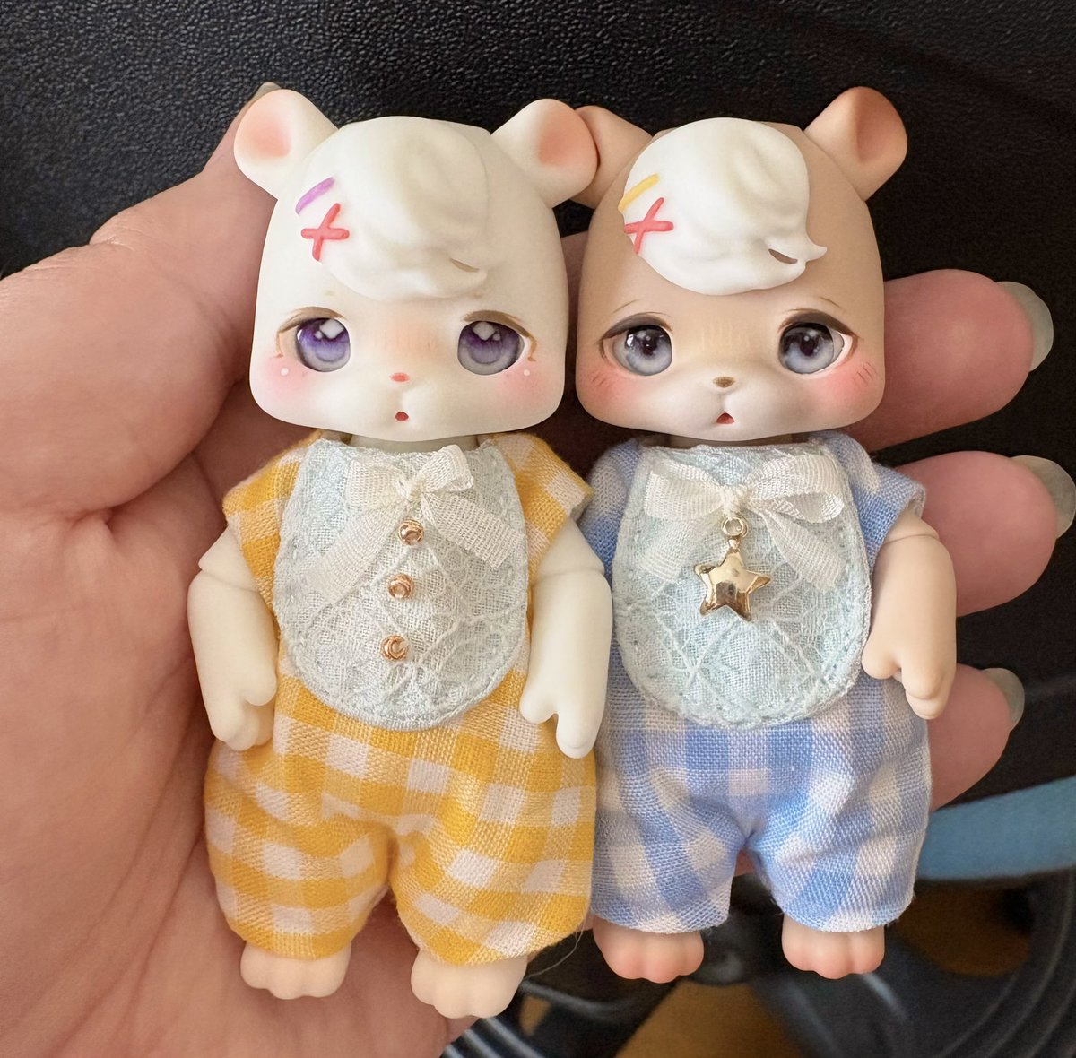 ao_ao2025's tweet photo. 双子のアイをピンク系からブルー系にしてみた👀

これはこれで好き🥰

2人ともほよほよの赤ちゃんだね💞

#kumukuku https://t.co/NpxQEegklo