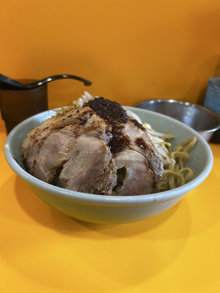 fqL9wrDp7mPjhL1's tweet photo. #今週の野猿
小ラーメン現金200円ひやこ変更、たまねぎたまご。
ヤサイ少なめニンニク。

冷やし汁なしのマー油かけ。
塩味も丁度良い！

凄く美味しかった！
今日もありがとうございました。
ごちそうさまでした🤚 https://t.co/e2V4oI4D8k