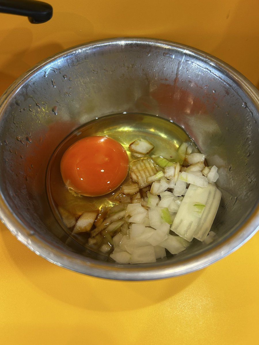 fqL9wrDp7mPjhL1's tweet photo. #今週の野猿
小ラーメン現金200円ひやこ変更、たまねぎたまご。
ヤサイ少なめニンニク。

冷やし汁なしのマー油かけ。
塩味も丁度良い！

凄く美味しかった！
今日もありがとうございました。
ごちそうさまでした🤚 https://t.co/e2V4oI4D8k