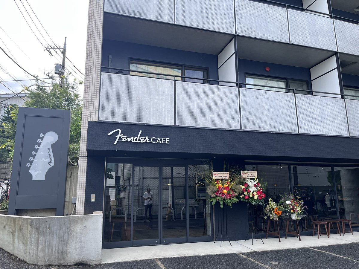AzumaSaitou's tweet photo. #FenderCafe に行ってきました！
駅からスズナリ手前の道に入ったマンションの1階です。
フード、スイーツは11時から。グラタンのみ17時から(この情報は早めに知りたかった😭)
キャッシュレスでQRコードは対応未

原宿flagshipにもあるグッズも売ってますが、下北沢限定のグッズもありました✨ https://t.co/ug383cikrx