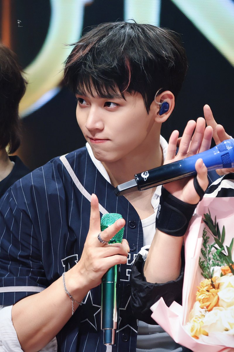 MN6141's tweet photo. 260630
OMEGAX [ OX Athletic Club ] 
5TH ANNIVERSARY FAN MEETING 

HYUK

#OMEGA_X #오메가엑스 
#HYUK #혁 #양혁