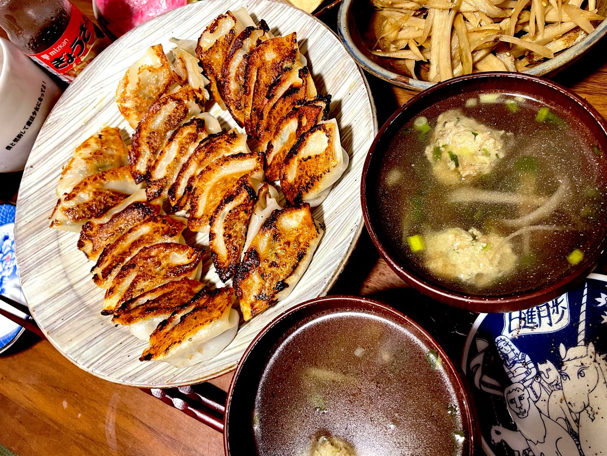 KagachiK's tweet photo. 昨日の晩御飯✨

グルテンフリーの米粉の皮で作ってみた🥟✨焼き目がパリッとちょっとお煎餅の様な感じに。蒸してあるので反対側はモチモチプリプリで美味しかった〜✨これはリピりたいですなｧ💕 https://t.co/C96wUwkxyH