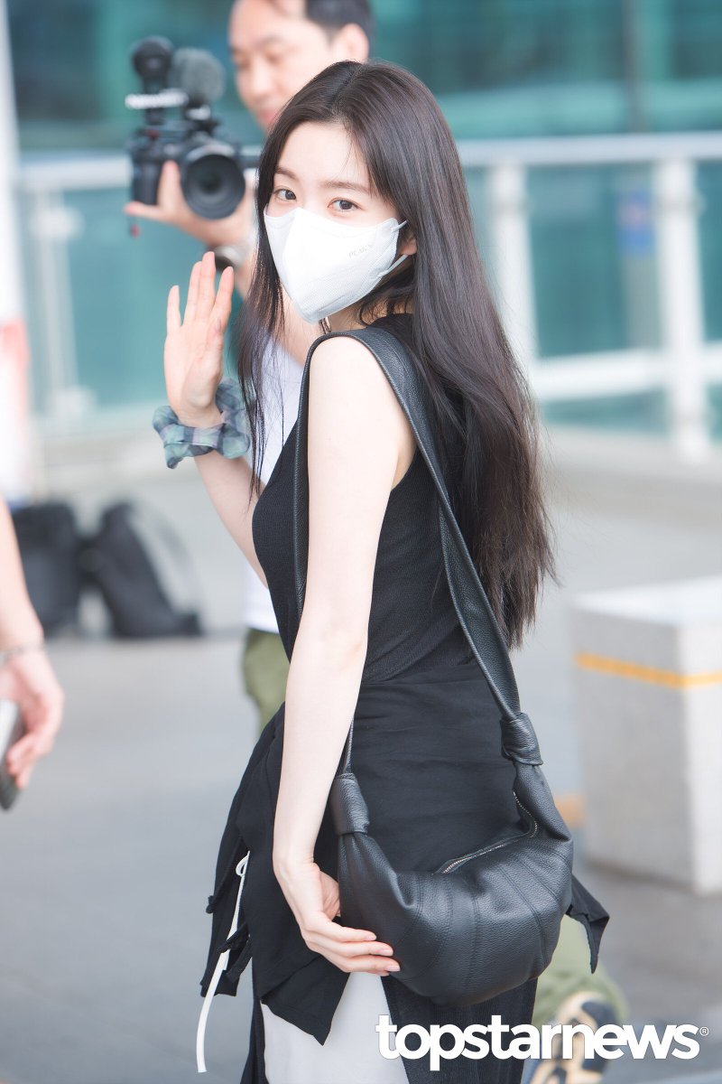 rvelites's tweet photo. 260703 IRENE departure to Singapore for I WILL Concert Tour

Have a safe flight, Irene 💗

🎟 https://t.co/FLS8Wn5eft

#IRENE #아이린
#RedVelvet #레드벨벳
#IRENE_IWILL #IRENE_ASIA_TOUR https://t.co/zvhnhySxyy