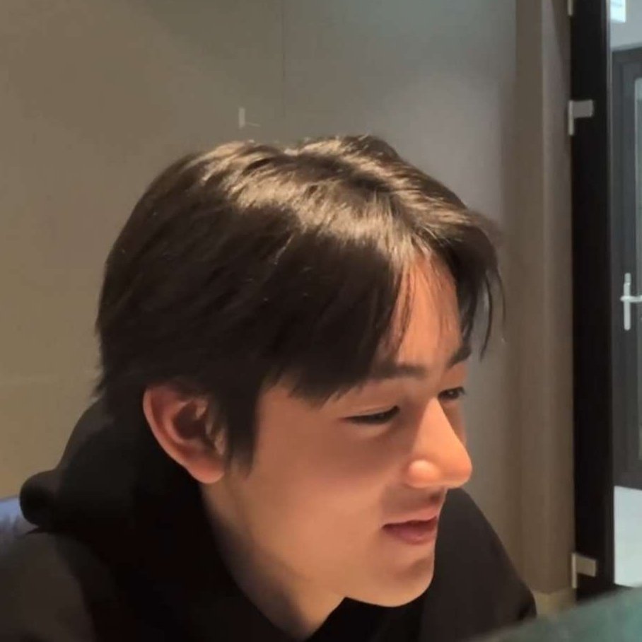 drinkme_A's tweet photo. 데뷔 다큐 성현이 머리색 진짜 알록달록함
와중에 안 받는 색 하나 없이 전부 다 존예시고 https://t.co/ybr2lUg6Lx