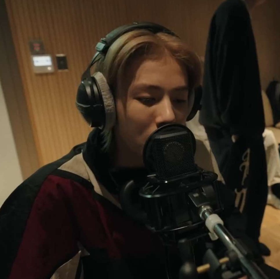 drinkme_A's tweet photo. 데뷔 다큐 성현이 머리색 진짜 알록달록함
와중에 안 받는 색 하나 없이 전부 다 존예시고 https://t.co/ybr2lUg6Lx