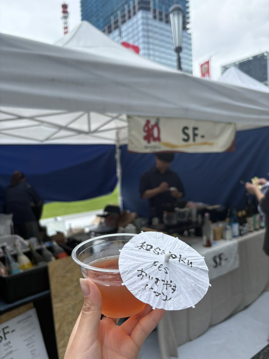 milk_615_'s tweet photo. 和食フェス、野良の人達(？)も多くて大盛況してる！！フードフェスやっぱり楽しい！
宇宙さんに傘作ってもらった☂️ https://t.co/WCfoi0q4Ix