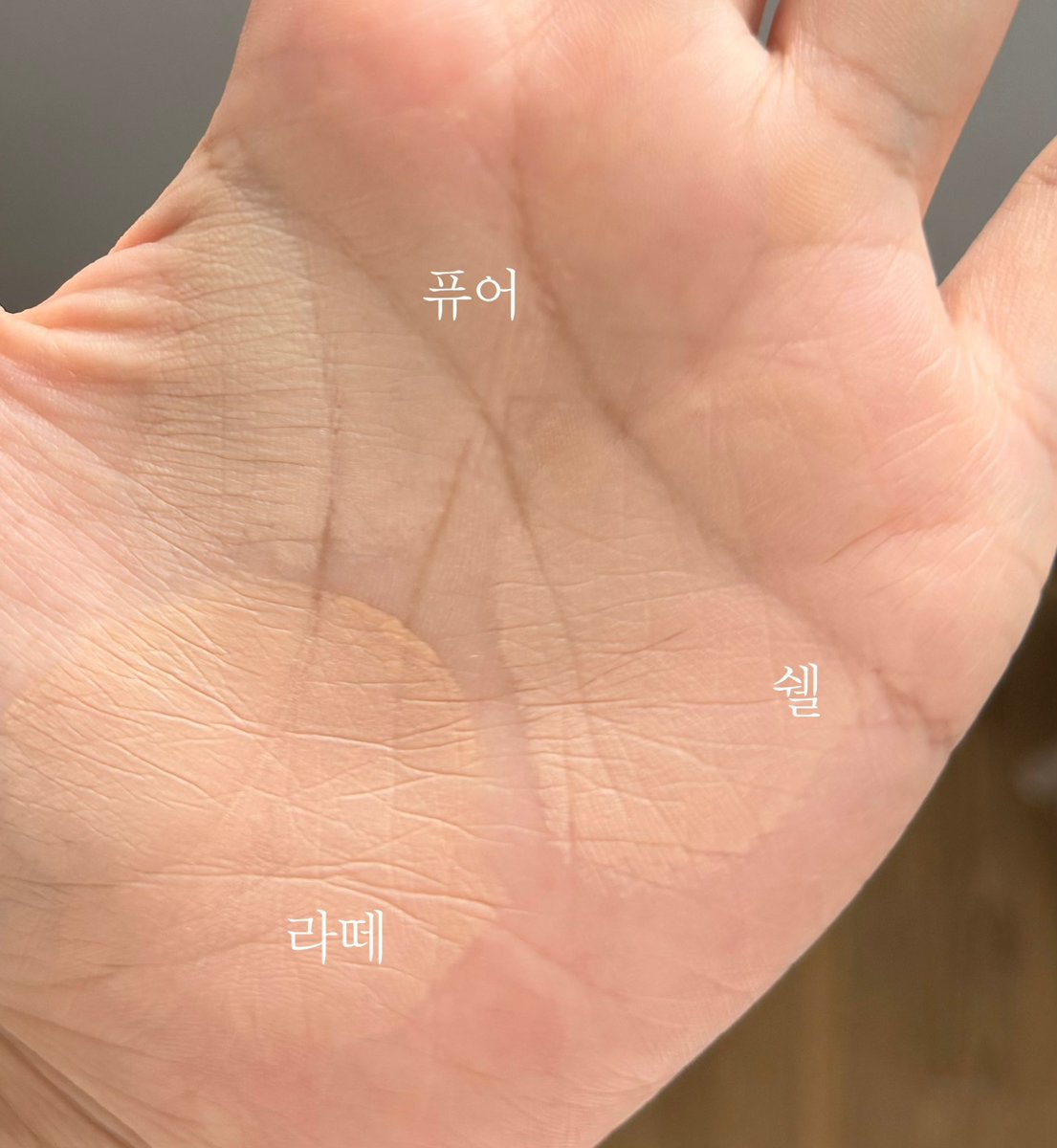 vfntsb's tweet photo. #이벤트당첨 #제품제공 #국이리뷰

[어퓨(@Apieu_official) 워터락 컴포트 베일 쿠션]

워터락 컴포트 베일 쿠션은 새로운 디자인과 제형으로 리뉴얼된 쿠션인데요,
퓨어/쉘/라떼로 호수가 나뉘어져 있습니당

저같은 수부지는 수분감 가득 그리고 앏게 밀착되는 쿠션을 선호하는데 "워터락 컴포트 베일 쿠션"이야말로 제 선호도에 딱맞는 쿠션이에요!

다크닝 없이 24시간 지속되며 수분량 개선 테스트도 완료된 제품이랍니다🥰 (1회 사용직후 겉수분 63.16%/속수분 11.20% 개선)

제 체감상 퓨어는 17-18호 쉘은 19-20호 라떼는 21호 이상 같았습니다! 색감 차이는 3번째 사진을 봐주시면 될 것 같습니다♡。·˚˚·  ·˚˚·。♡

24시간동안 쿠션을 바르고 있진 않았지만 7시간 지난 후에도 커버력 좋았고, 무너짐 없이 유지되는 것을 확인했고 (4번째 사진 참고) 보정을 전혀 안 한 사진인데도 불구하고 무너짐 없는 매끈함 보이시나요??!! 

쿠션은 앞으로 어퓨 워터락 컴포트 베일 쿠션만 닳을 때까지 쓸 것 같습니다 (்▿்)