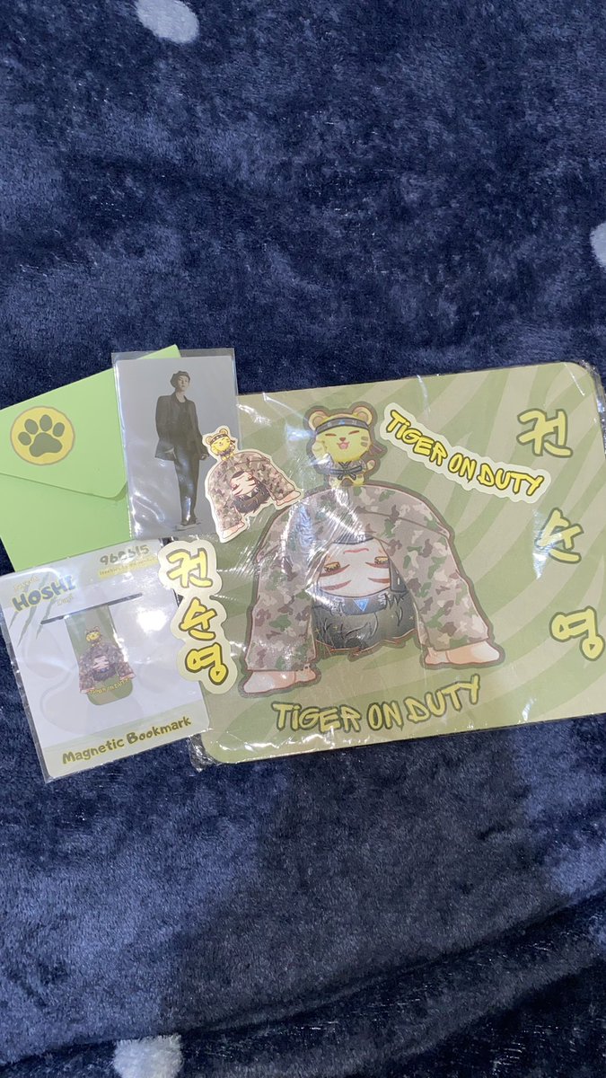 ayudityas_'s tweet photo. AKHIRNYA SAMPAI JUGA FREEBIES YANG AKU INCER DARI AWAL😭😭💗 maaci ya kaaa @ditesdee 🥺🫰🏻 aku akan kembali baca buku deh kalau ditemenin bookmark gemecc ini😭😭🤏🏻 https://t.co/xHhi2boxmQ