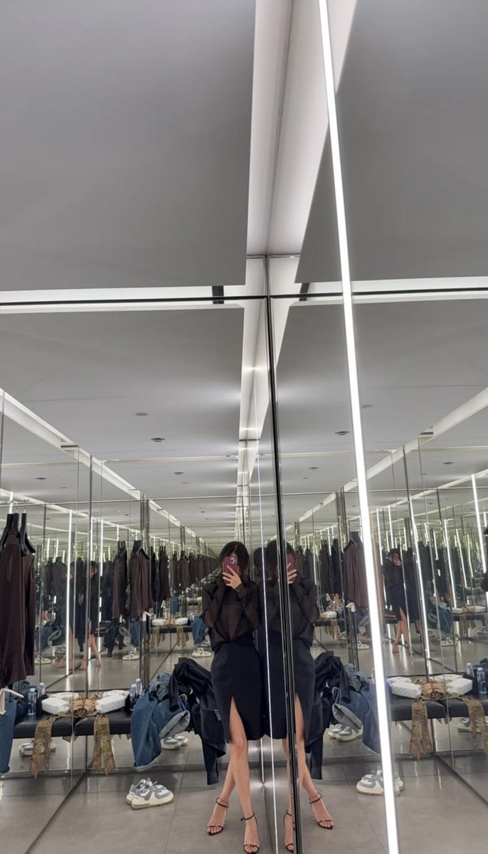 itssterlyn's tweet photo. 👠YSL really understands women!
#Shopping alone https://t.co/xBsEelyVRi