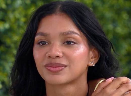iamsolchild's tweet photo. Melanie is stunning!!! She deserves sooo much more!!!  #LoveIslandUSA https://t.co/cvXOfftzcy