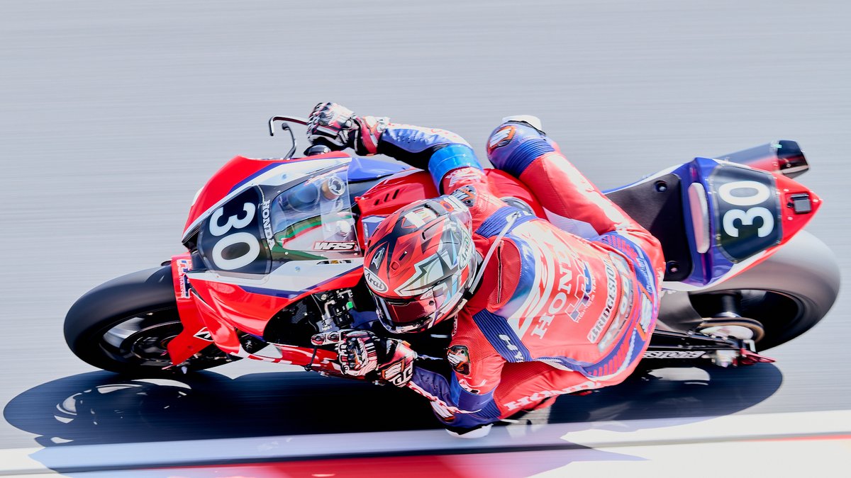 akkiy005's tweet photo. 鈴鹿8耐、午前プラクティス📸
コーナー1で#30を狙いました。フロントが浮く瞬間、肘が擦れる瞬間、あえての低速シャッターでの一枚——同じコーナーでも表情は毎回違う。予選から目が離せません
#鈴鹿8耐 #Suzuka8Hours #8耐 #HondaHRC #CBR1000RRR #鈴鹿サーキット #流し撮り #モータースポーツ写真 https://t.co/0pJL97ixFz