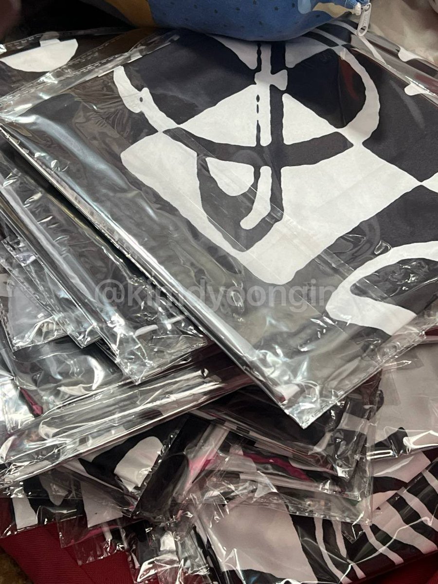 kimdyoongin's tweet photo. [help rt #cksells] 

wts/lfb (extras) 

SEVENTEEN THE8'S SCARF UNOFFICIAL (replica) 

⛧Satin Silk | 90x90cm | Black &amp; White 
⛧350 all in 
⛧ 1 version available for satin (8star)
⛧ both version available for chiffon style 

#The8 #SEVENTEEN 
#THE8 #디에잇 https://t.co/HkvGsKGpYi