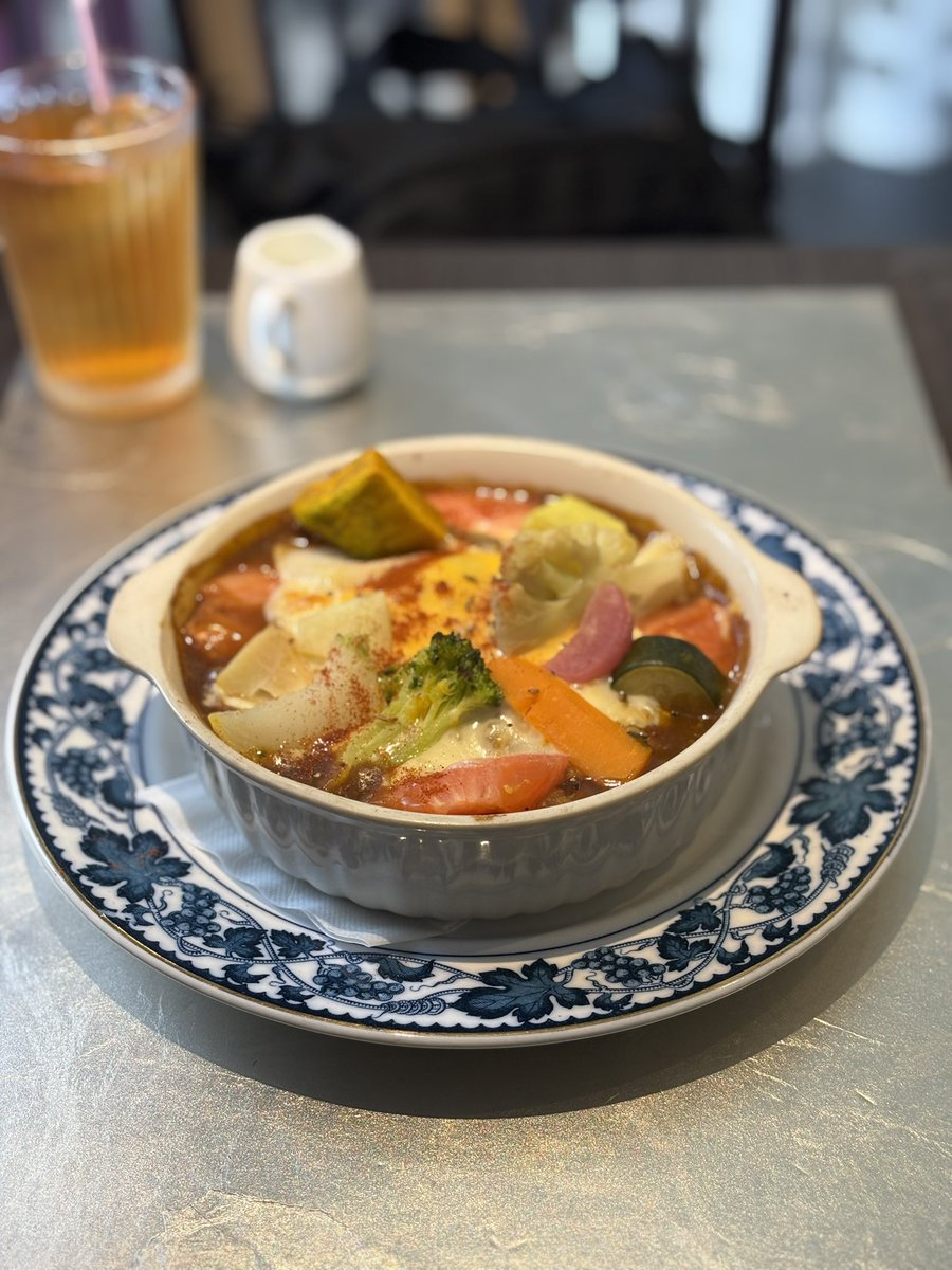 mensestedaisuki's tweet photo. 今日も出張
上北沢まで来たので、駅近くの某喫茶店でランチ食べたんだけど…

ここの焼きカレー、うんまい
野菜たっぷり
カレーの中にはお肉ゴロゴロ
味付けも辛すぎず、濃すぎず、ちょうどヨシ

元気出たのでお仕事頑張れそうです https://t.co/sCJpI3BVIX