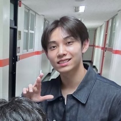 terjemahinRYUL's tweet photo. 얼굴 미쳤네(pos)

#률 #RYUL #롱샷 #LNGSHOT https://t.co/7i2Cgilca8